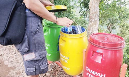 buang sampah pada tempatnya