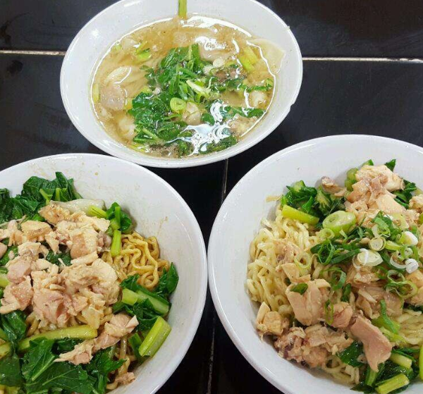 mie ayam terbaik di Depok - bakmi Roxy potongan ayam melimpah