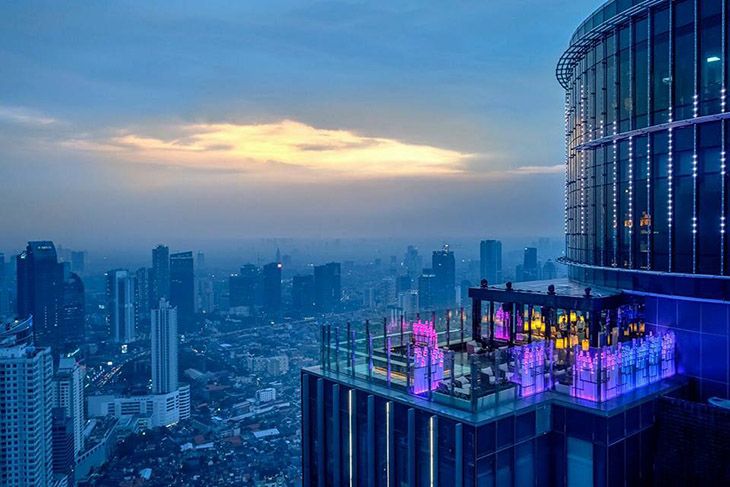 sunset di jakarta skye bar 