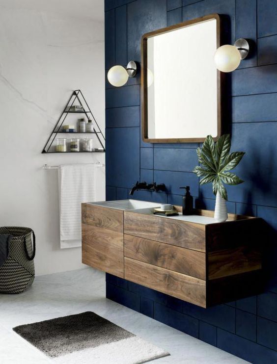 ruangan navy blue di kamar mandi