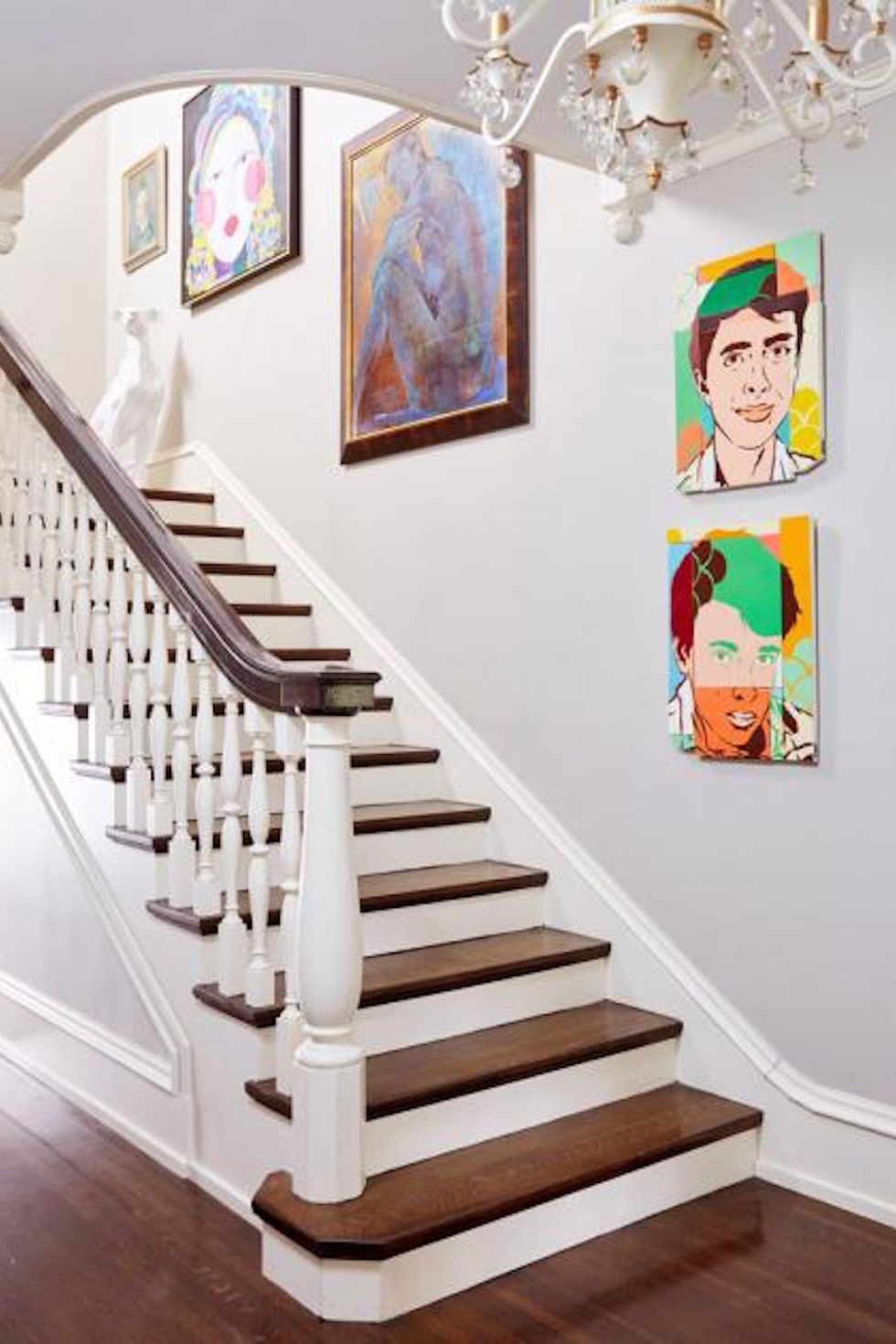 galeri lukisan di tangga