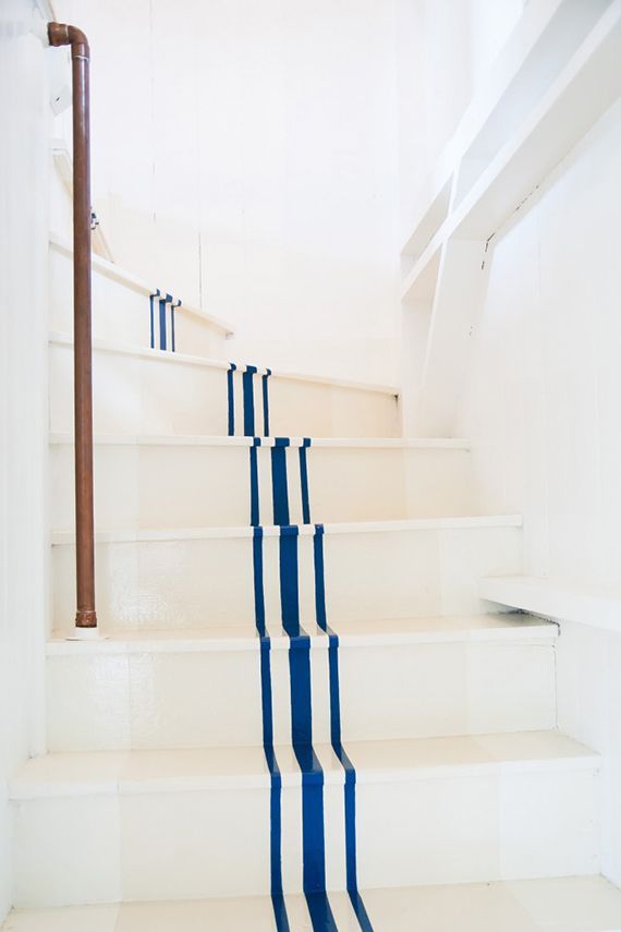 tips mempercantik area tangga dengan stiker stripes