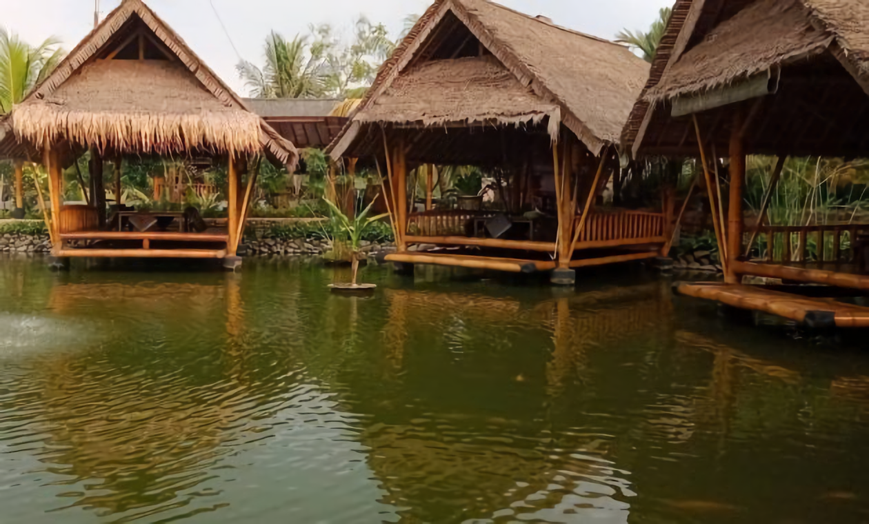 tempat makan bernuansa alam di cibubur - gubug udang