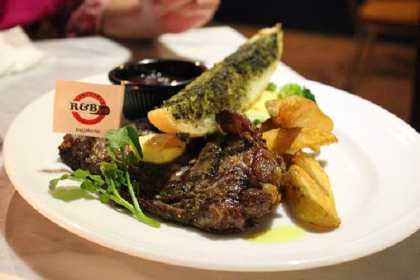 Steaknya super juicy dan gurih 