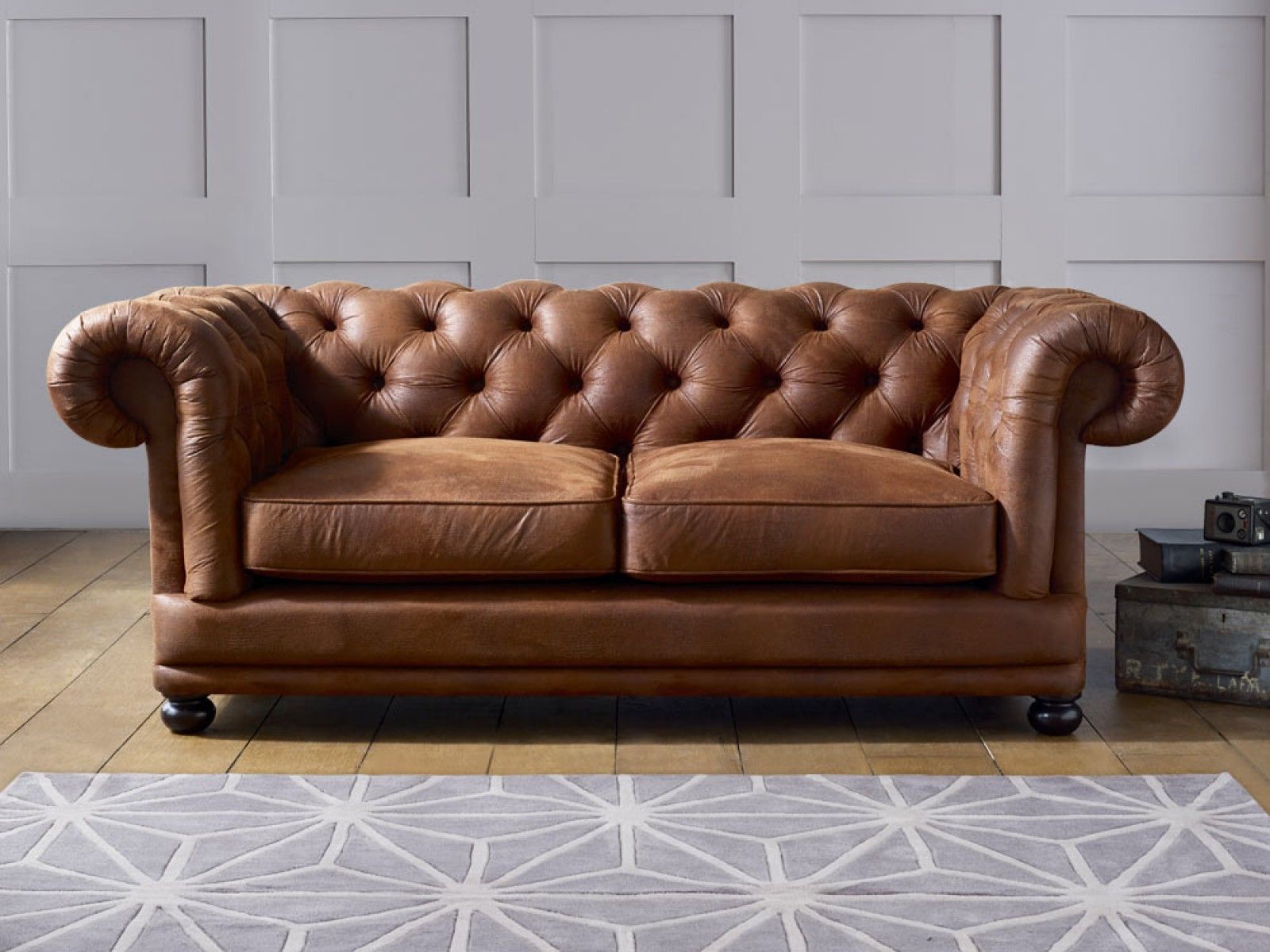 tips merawat sofa kulit - jenis bahan kulit imitasi