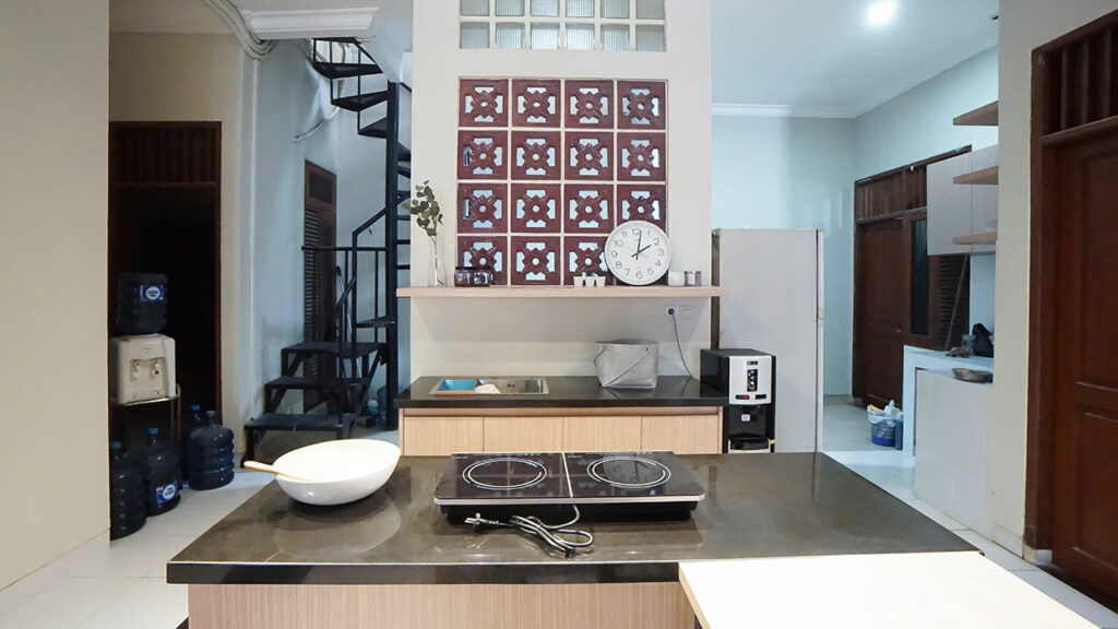 Dapur dan area makan Rukita Cozy Rooms Benhil setelah di-makeover