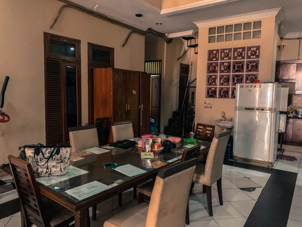 Dapur dan area makan Rukita Cozy Rooms Benhil setelah di-makeover