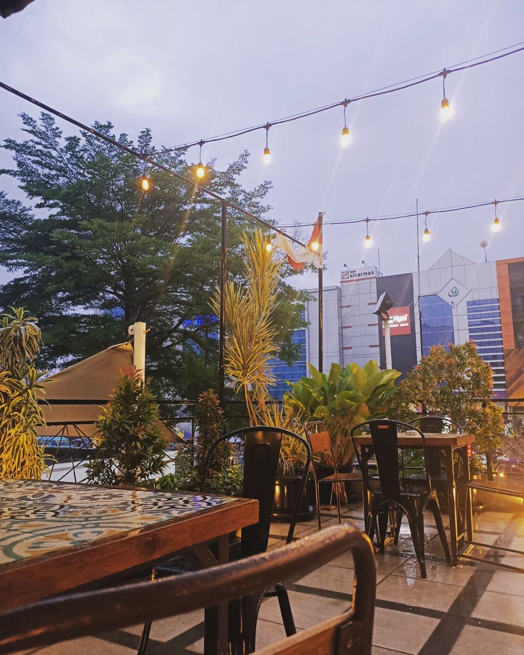 Kafe outdoor rawamangun