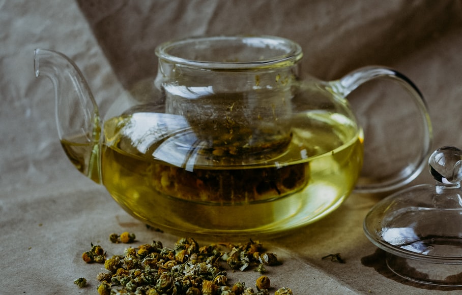 teh chamomile untuk atasi radang tenggorokan alami