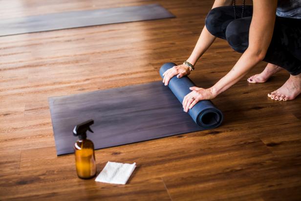 cara membersihkan matras yoga yang benar