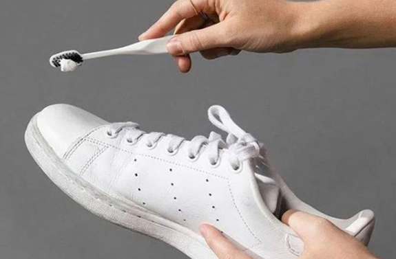 cara membersihkan sepatu putih dengan odol