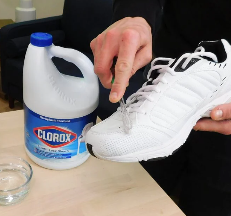 mencuci sepatu putih dengan detergen