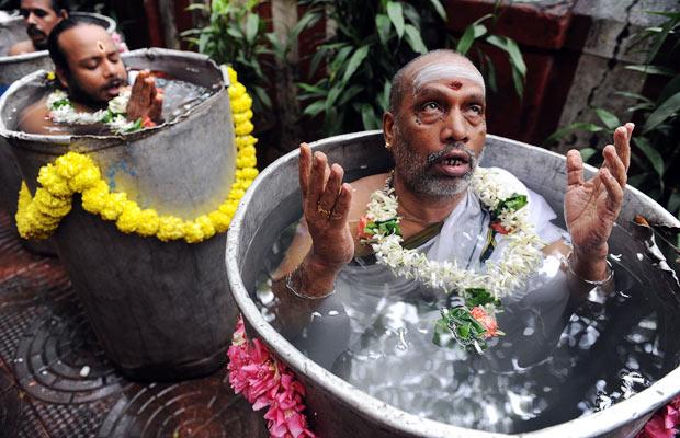 ritual pawang hujan di india