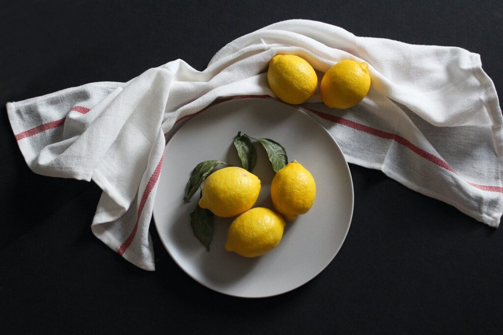 tips membersihkan sepatu putih dengan lemon