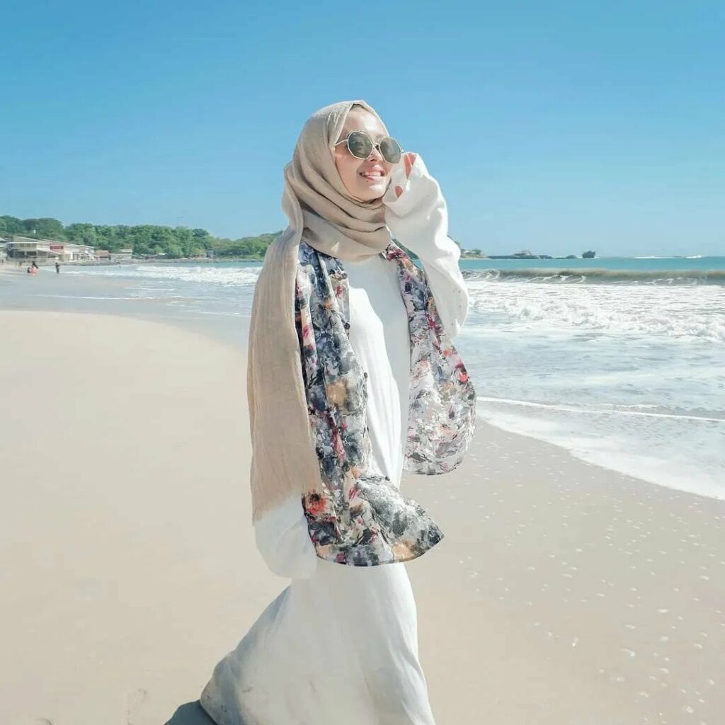 outfit ke pantai hijab