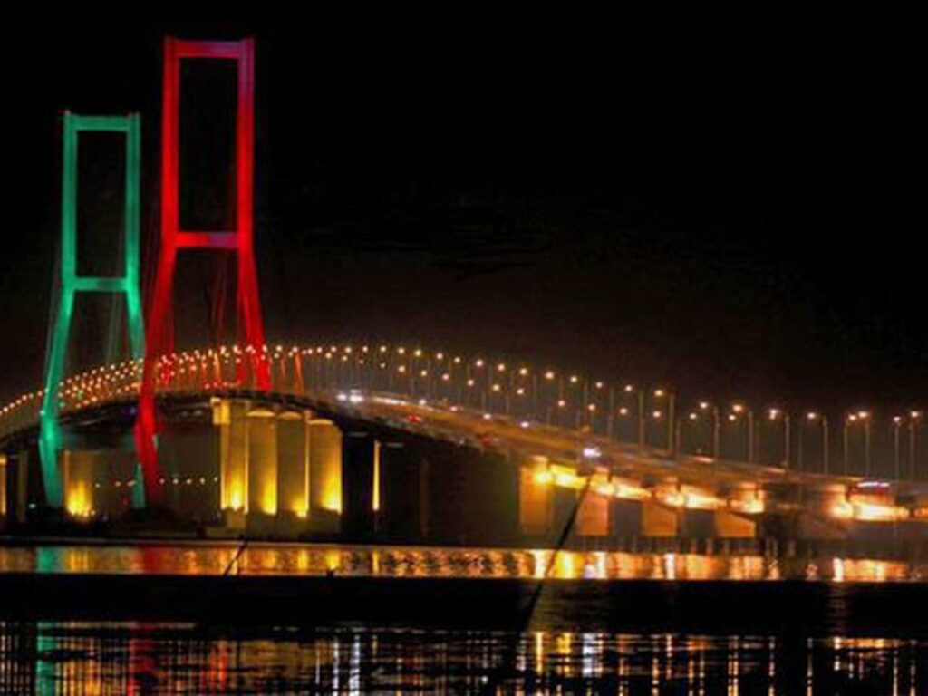 jembatan suramadu surabaya - wisata malam surabaya