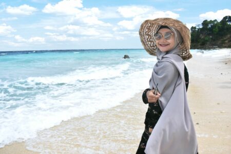 outfit ke pantai hijab