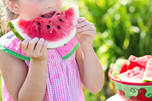 anak kecil makan