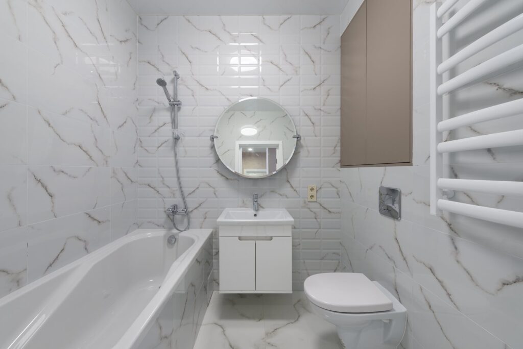 desain kamar mandi putih