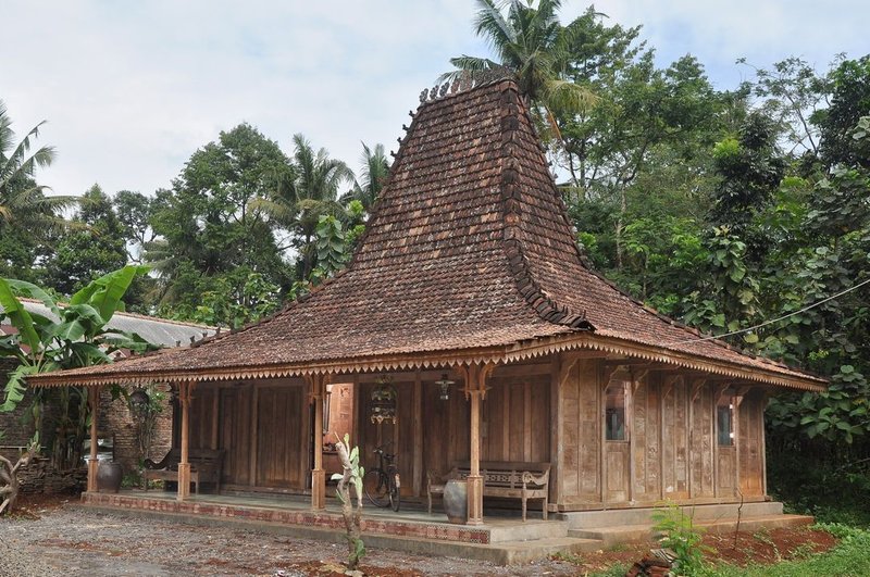 rumah adat dari jawa tengah adalah