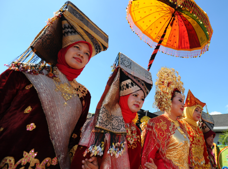 pakaian adat sumatera barat salempang