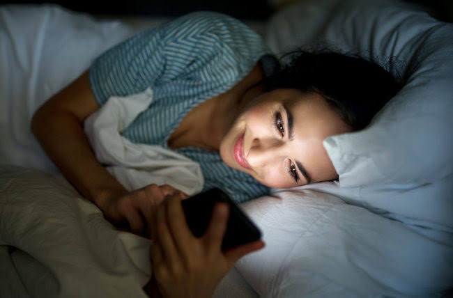 Cara mengatasi susah tidur : Tidak bermain ponsel menjelang tidur