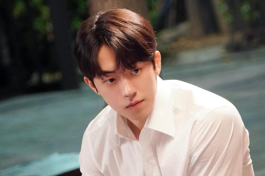 nam joo hyuk - artis korea dengan rambut  comma hair