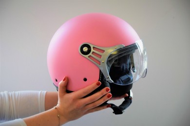 cara membersihkan visor helm