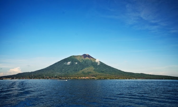 gunung berbahaya di Indonesia - gunung gamalama