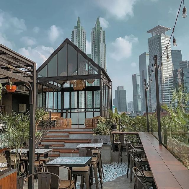 rooftop cafe jakarta