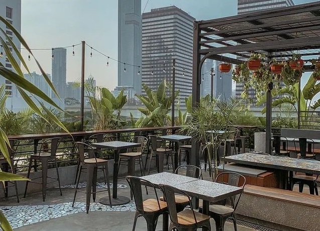 5 Pilihan Rooftop Cafe Terbaik di Jakarta, Romantis Banget!