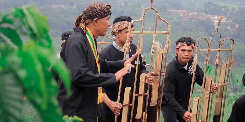 alat musik angklung