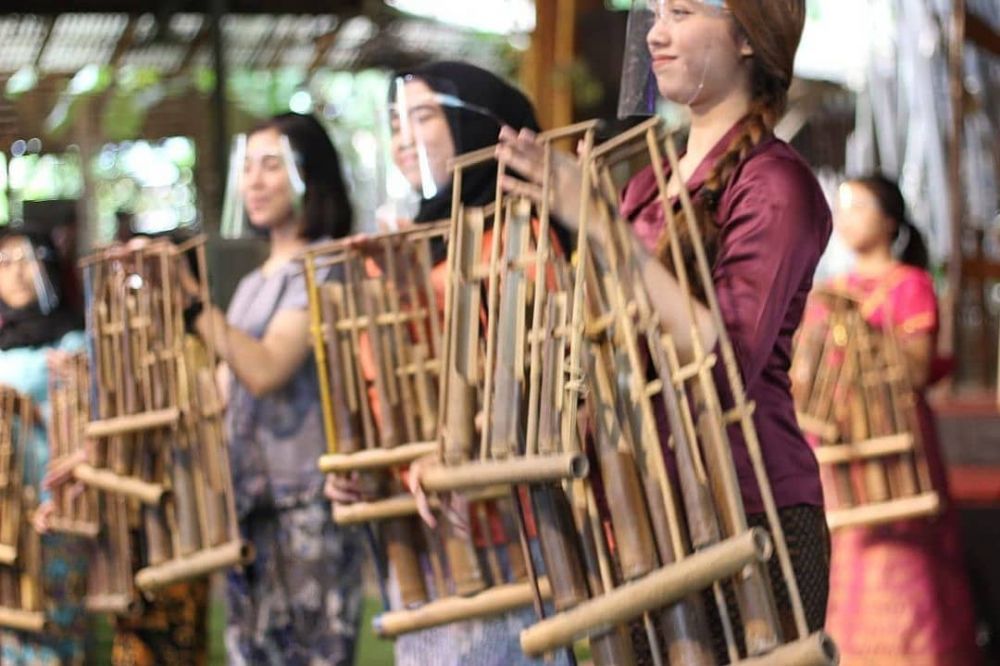 alat musik angklung