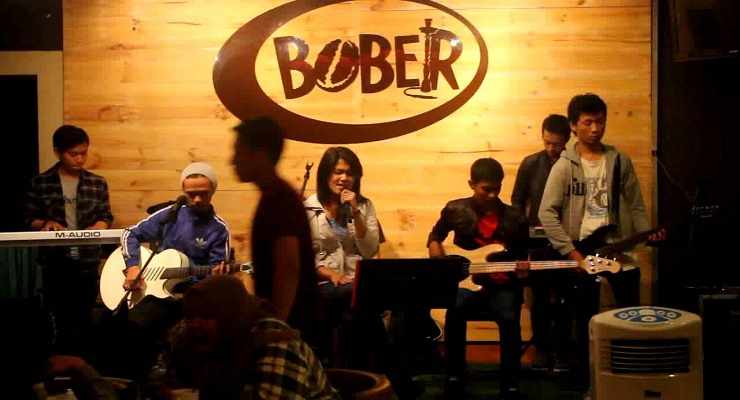 cafe live music bandung