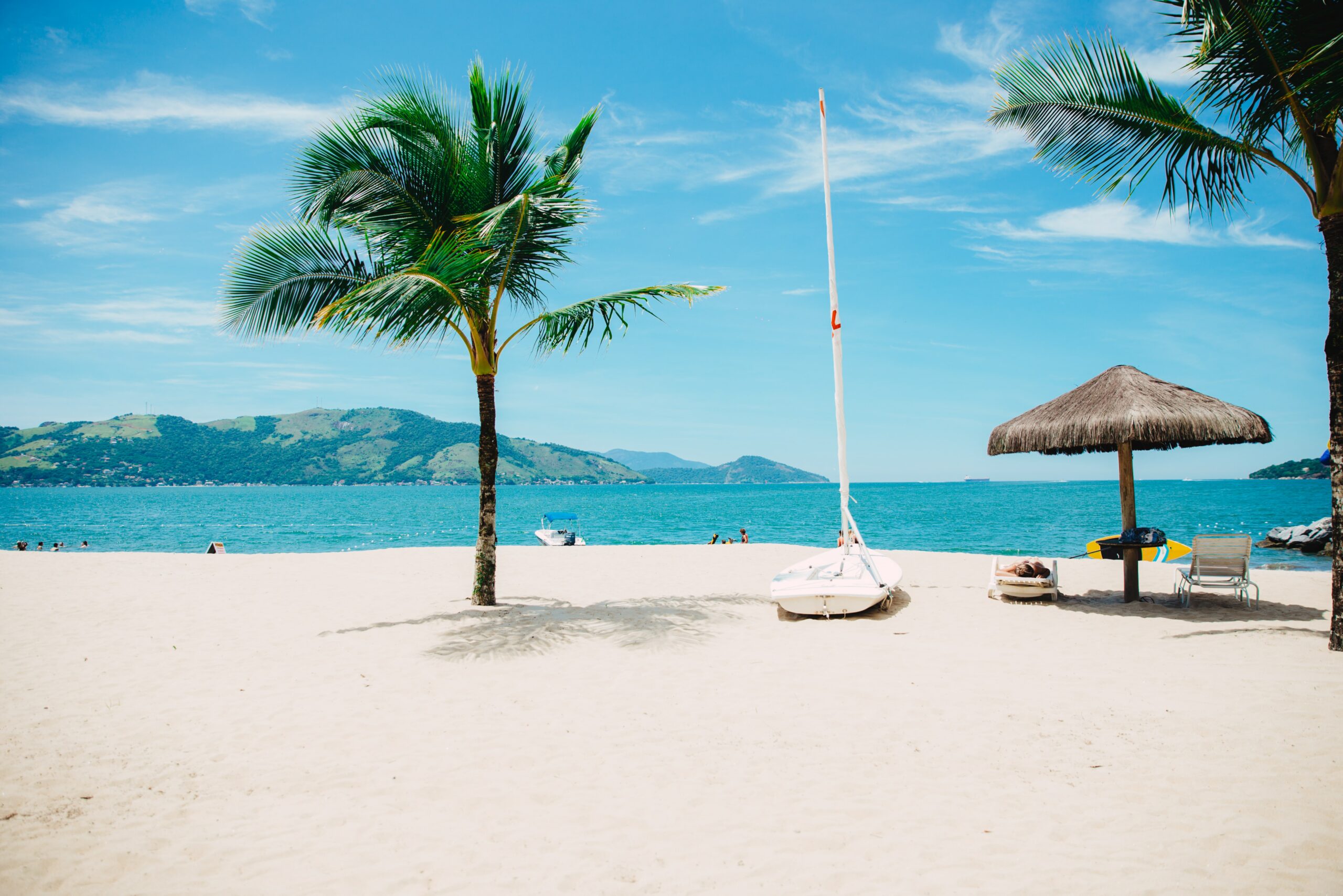 pantai terdekat dari sini